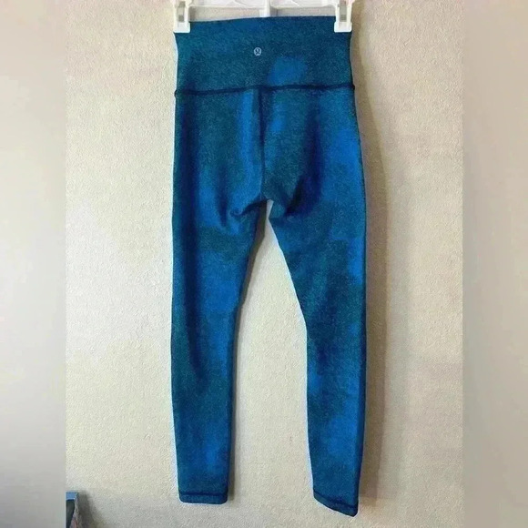 Lululemon wunder under shocking blue/black sz 4 - Picture 2 of 2
